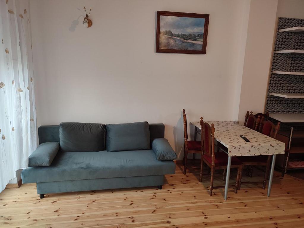 格拉耶沃Łapu Capu - Mieszkanie dla 4 osób的客厅配有蓝色的沙发和桌子