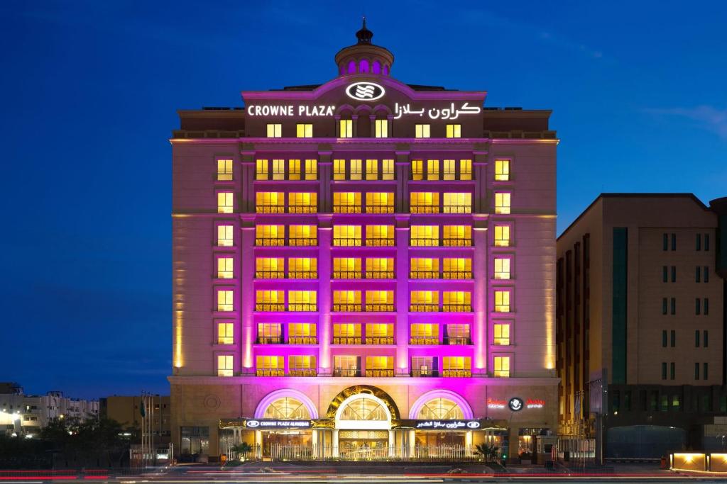 阿可贺巴霍巴皇冠假日酒店的一座紫色灯火通明的大建筑