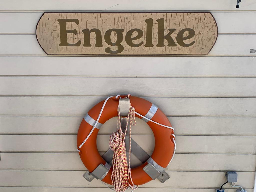 埃姆登Ferienwohnung Engelke的挂在车库里的橙色救生员