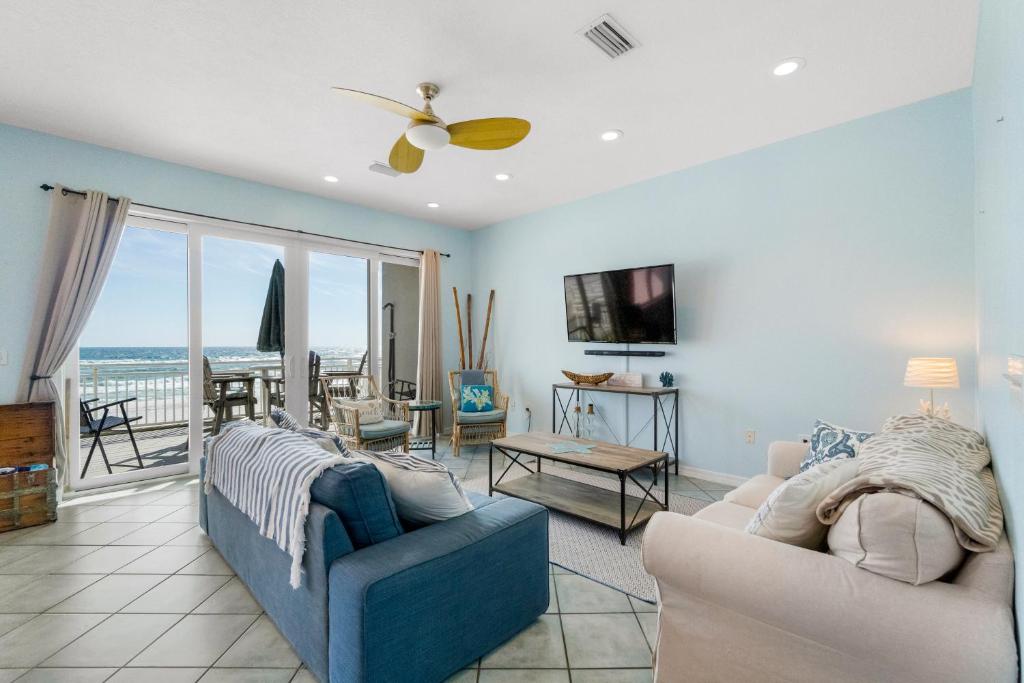 彭萨科拉海滩Turtle Ridge的客厅设有两张沙发,享有海景