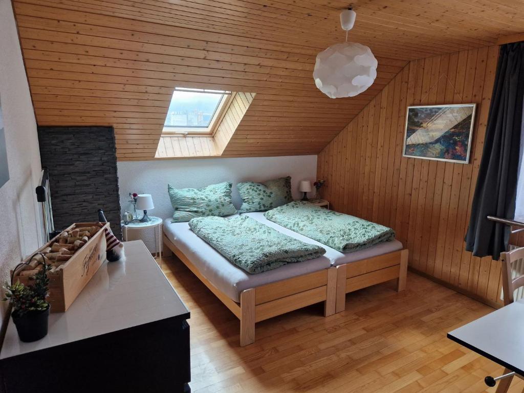 Schöne 3 1/2 Zimmer Wohnung in der Zentralschweiz的一间小房间的卧室,配有一张床铺