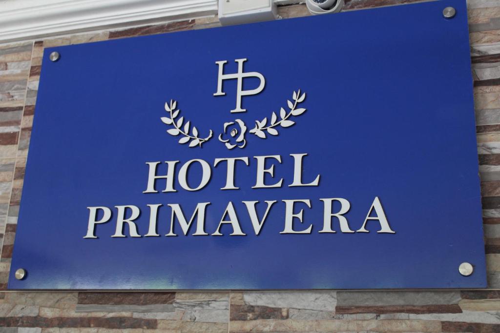 里奥阿查HOTEL PRIMAVERA RIOHACHA的大楼内一家酒店药房的标志