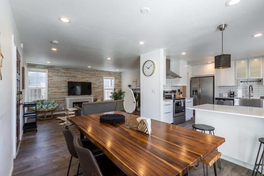 East Palo AltoMarbella Lane - Neat and Cozy Modern Home的厨房以及带木桌和椅子的客厅。