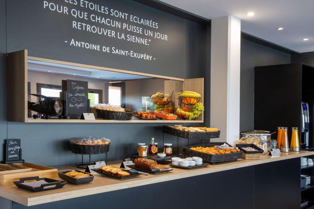 伊斯内斯Best Western St Exupery Bordeaux Ouest的面包柜台,提供各种糕点和其他食品