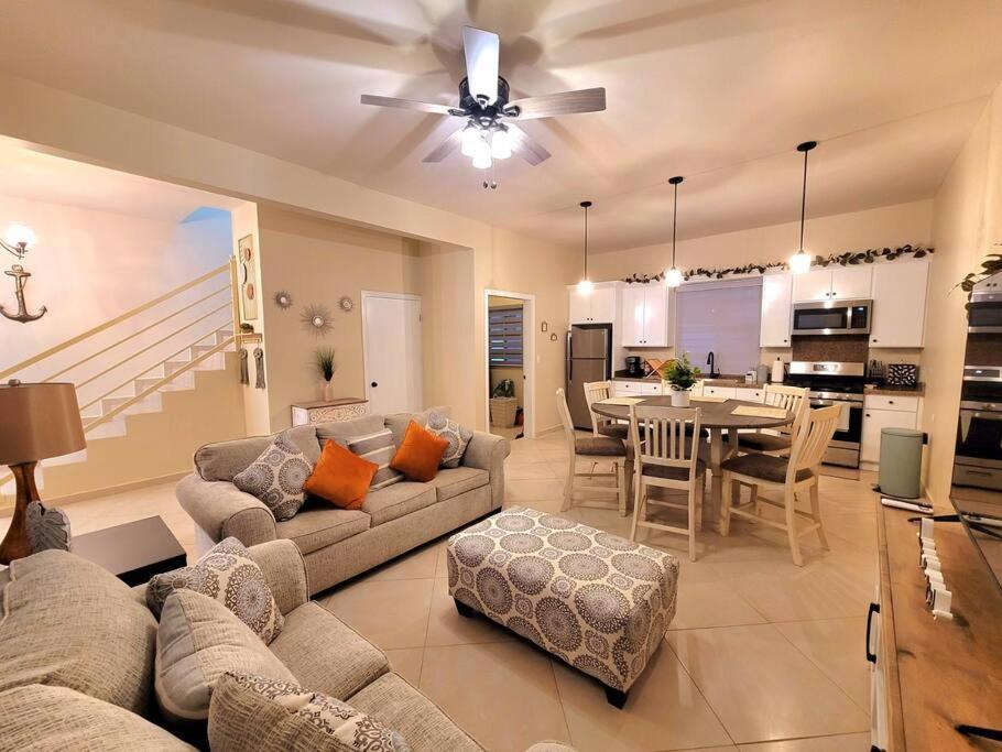 佩尼亚斯科港Earthy 2 Story Beach House!的带沙发的客厅和用餐室