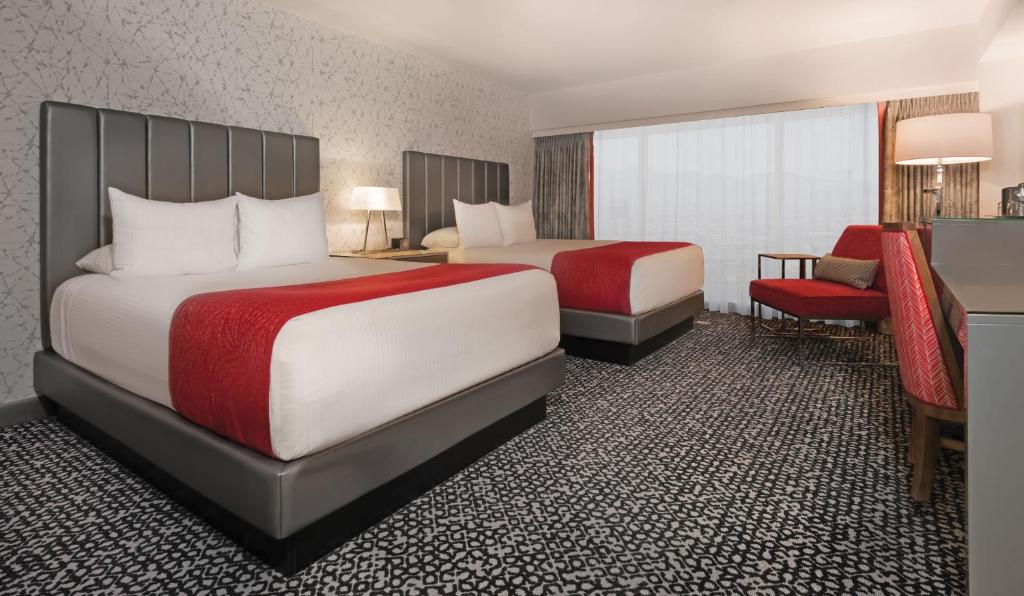 拉斯维加斯弗拉明戈拉斯维加斯赌场酒店的酒店客房配有两张床和一张书桌