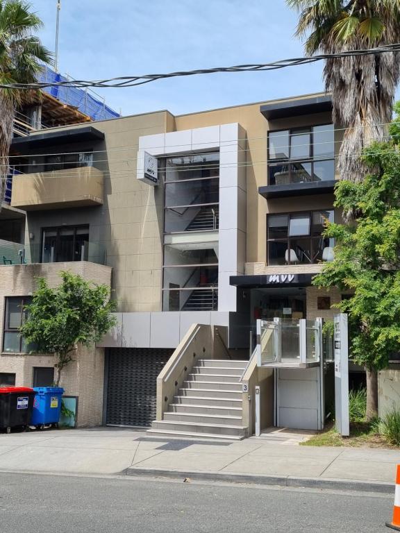 墨尔本Melbourne ViVo的公寓大楼前方设有楼梯