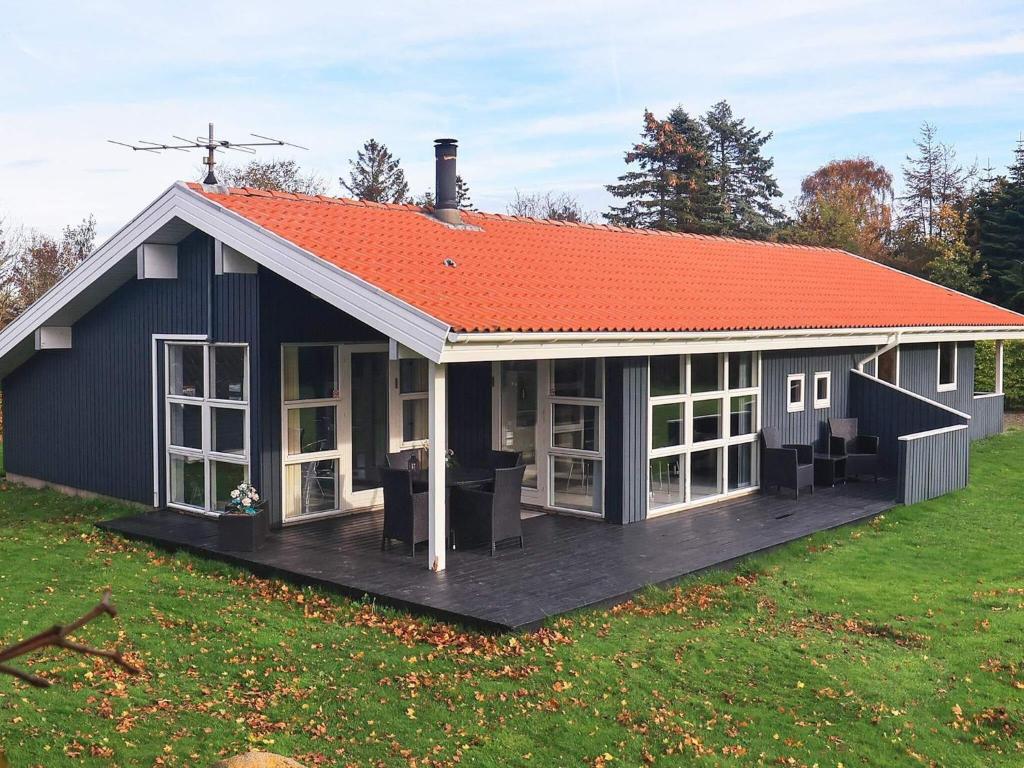 哈姆堡Three-Bedroom Holiday home in Hemmet 30的一座大型蓝色房子,拥有橙色屋顶