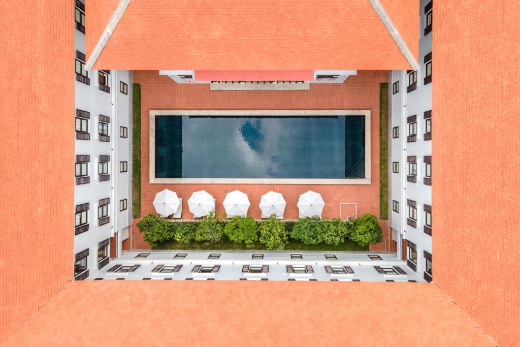 清迈Bella Nara Hotel Chiang Mai的带阳台的建筑空中景观