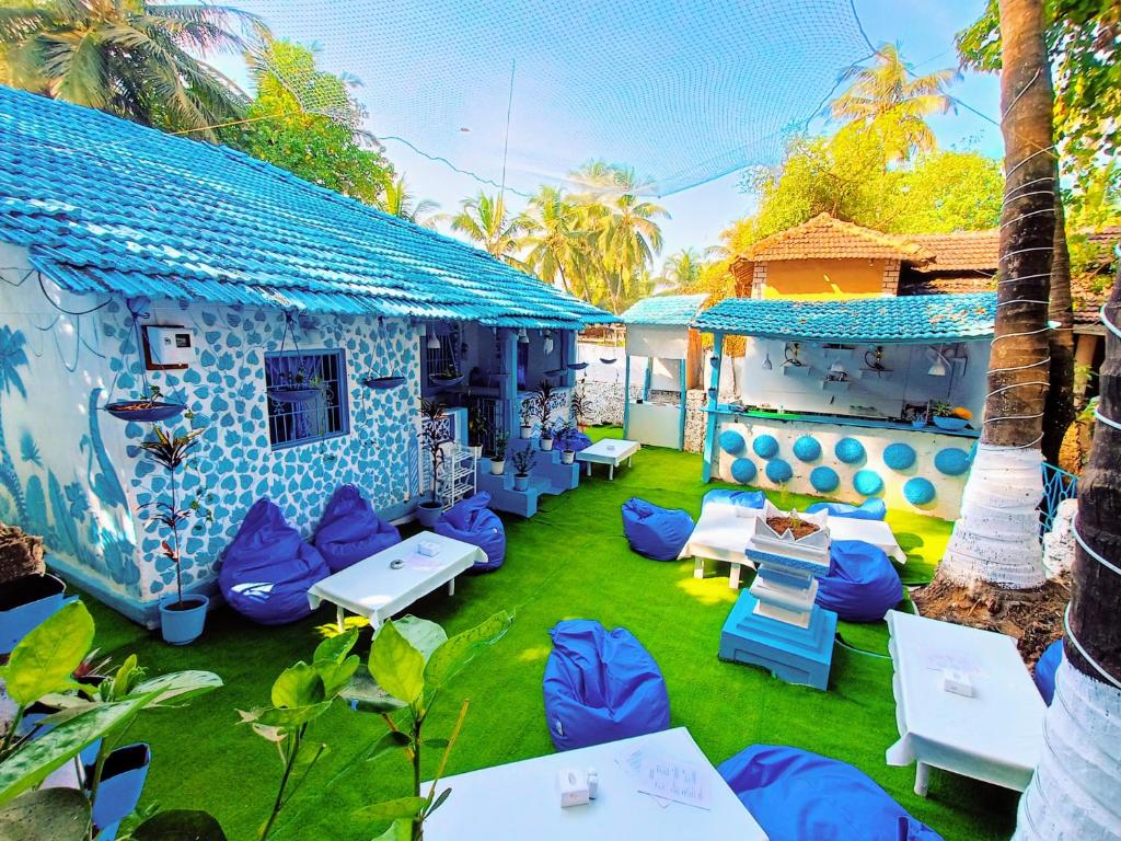 阿姆波尔Omkar wellness inn的一个带蓝白色椅子的院子