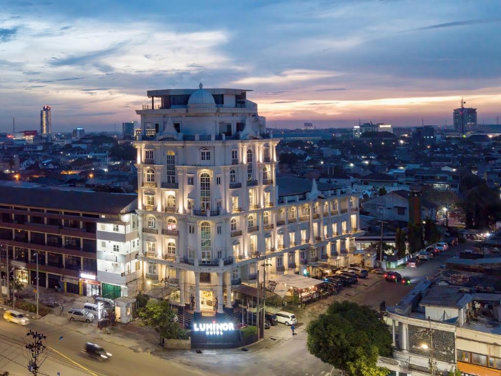 巨港Luminor Hotel Palembang by WH的一座城市的白色大建筑