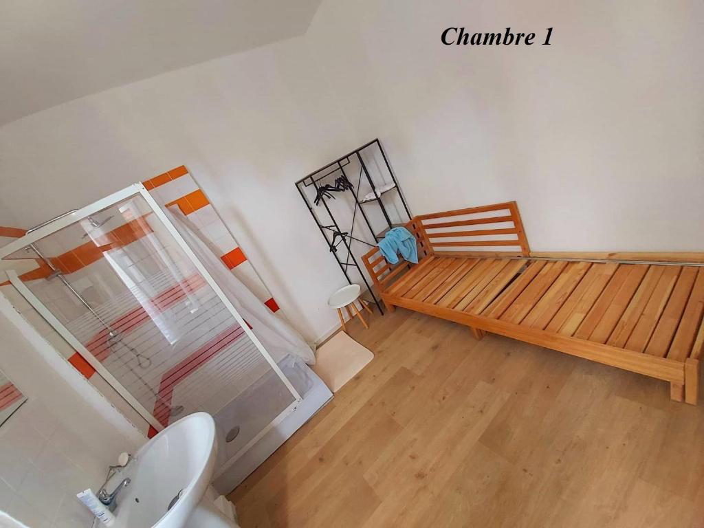 鲁贝Chambres privatives avec espaces partagés dans maison Roubaix centre的一间带长凳和水槽的客厅