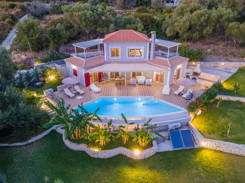 斯卡拉Villa Socrates的享有带游泳池的房屋的空中景致