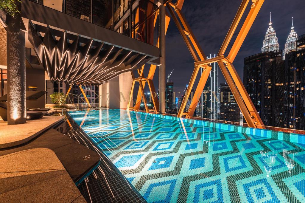 吉隆坡Scarletz Premier Suites Kuala Lumpur的一座城市天际线建筑的顶部游泳池