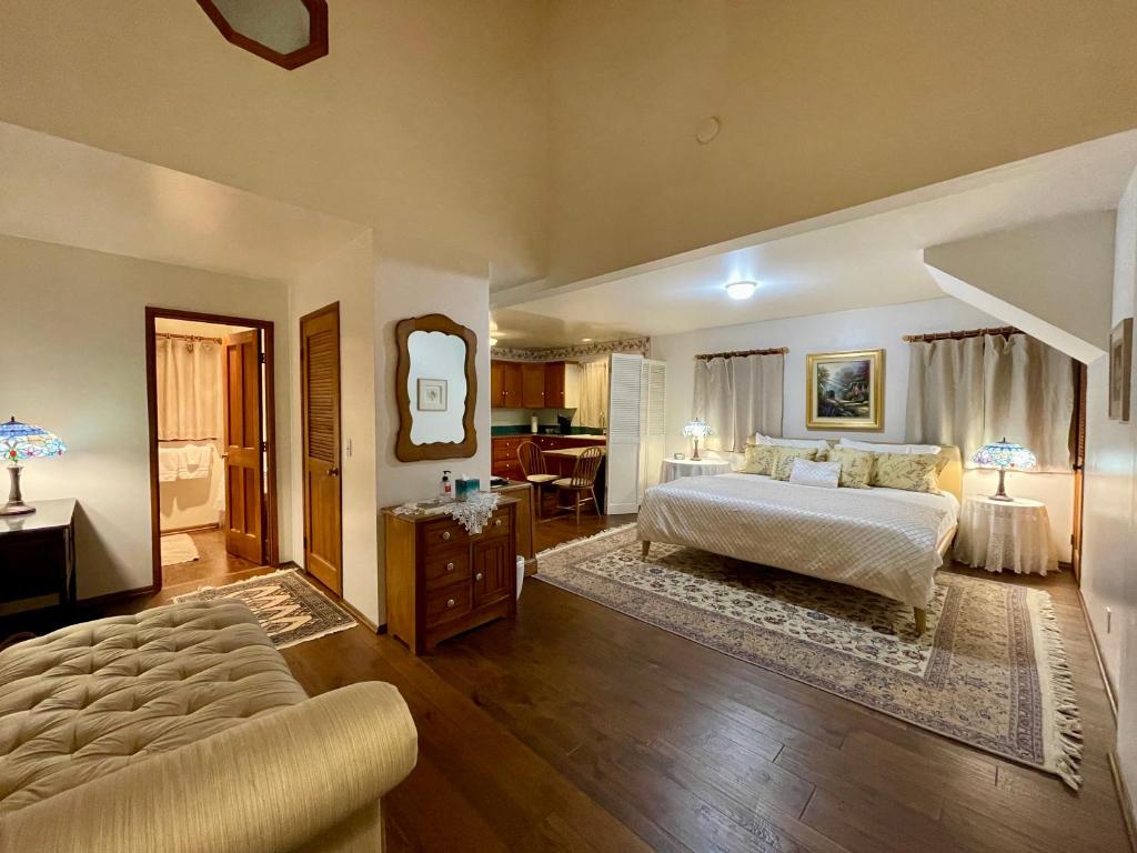 圣巴巴拉巴斯街酒店的一间卧室设有一张床和一间客厅。