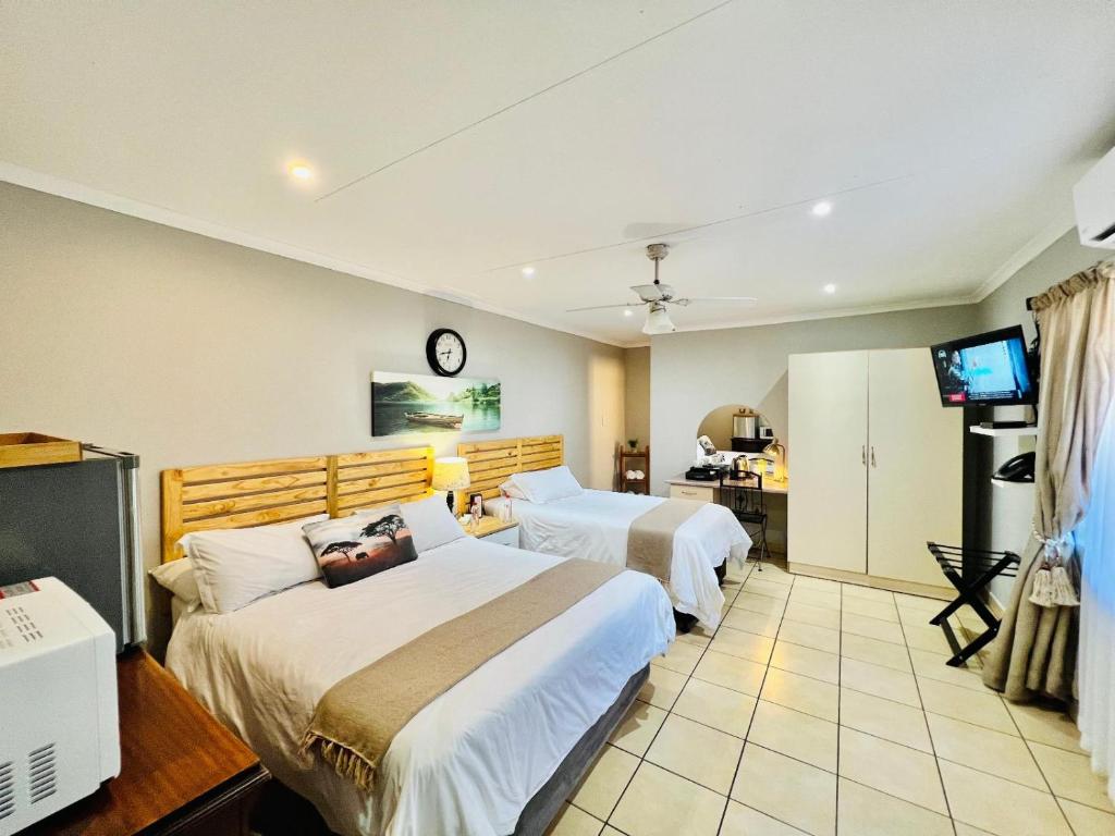 塔巴津比Echo Mountain Inn的酒店客房设有两张床和电视。