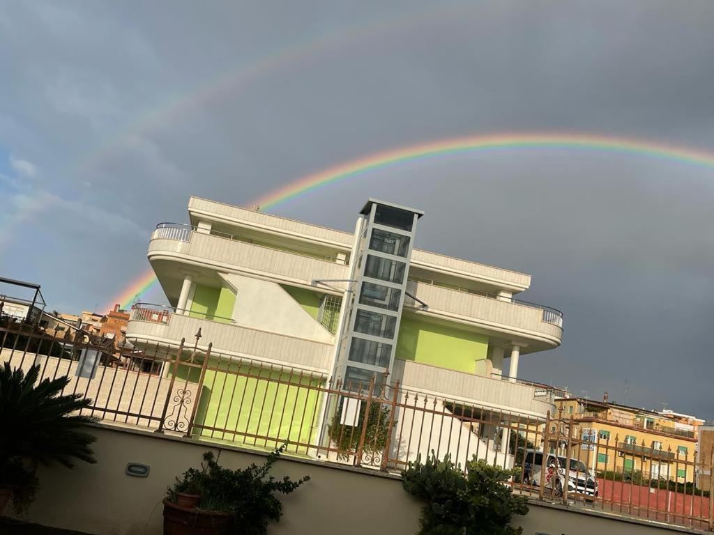 托瓦尼亚Le Sirene Casa Vacanza的大楼上方的天上彩虹