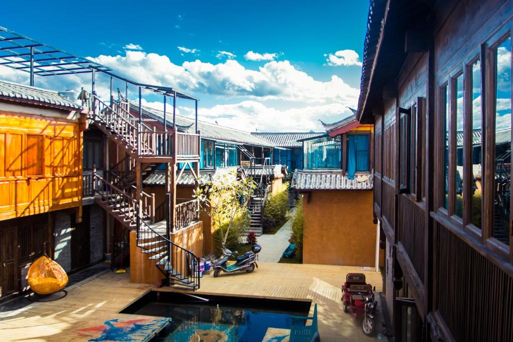 丽江丽江背包十年青年旅舍的享有带游泳池和楼梯的建筑的景致