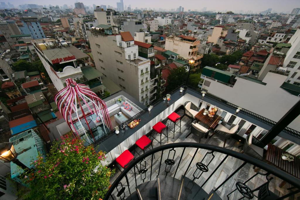 河内HOTEL du LAC Hanoi的摩天轮和建筑的城市景观