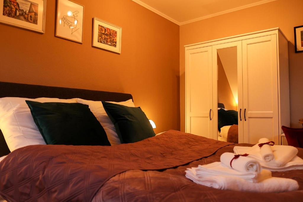戈斯拉尔Apartment Serenade am Zwinger的一间卧室配有橙色墙壁的床