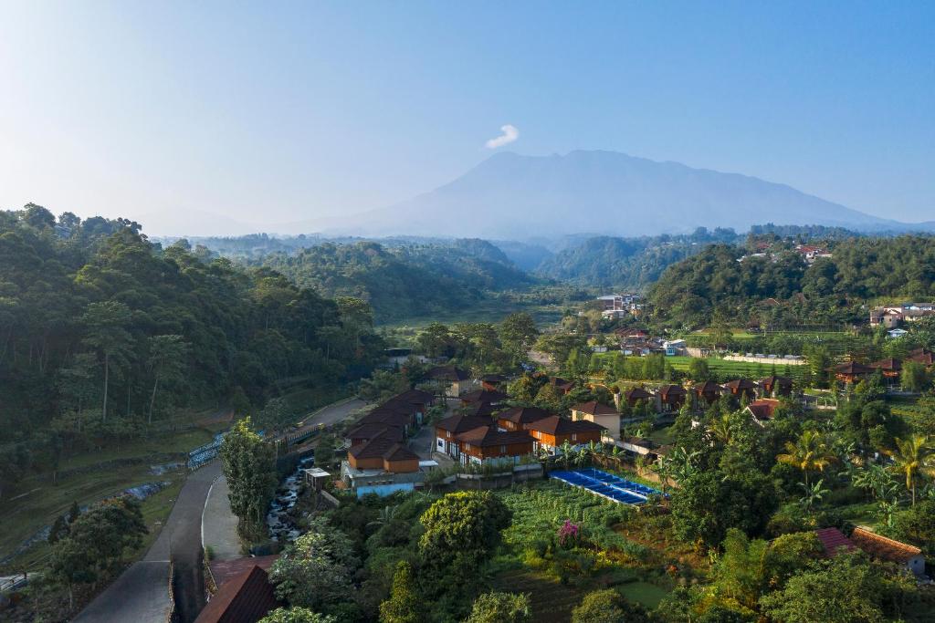 普卡JSI Resort的山地村庄的空中景观