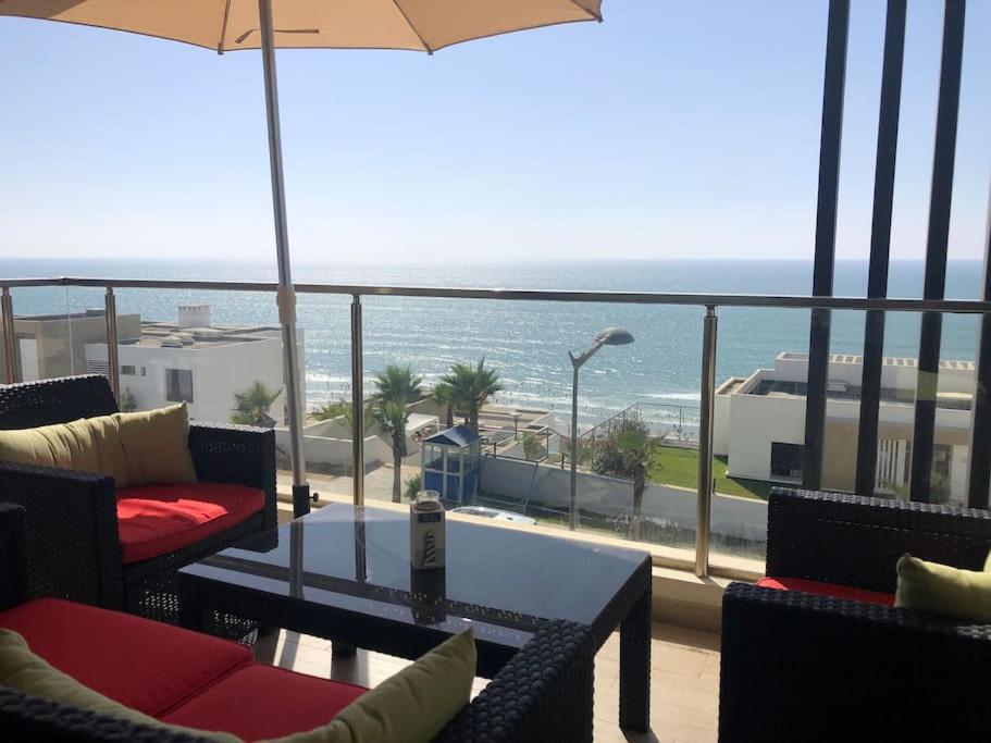 塞拉Superbe appartement vue sur mer的阳台配有桌椅,享有海景。