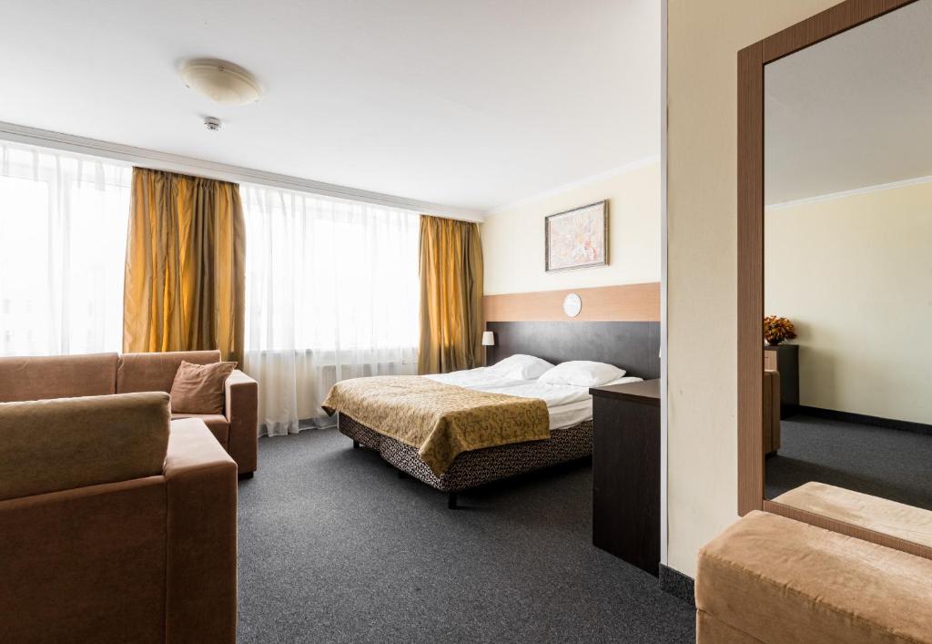 圣彼得堡斯普妮可酒店的酒店客房,配有床和沙发