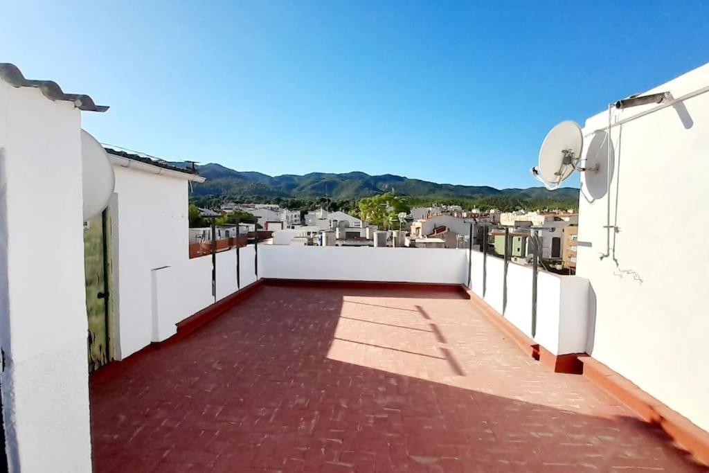 穆尔西亚Piso con balcón La Alberca, Murcia的房屋的阳台享有风景。
