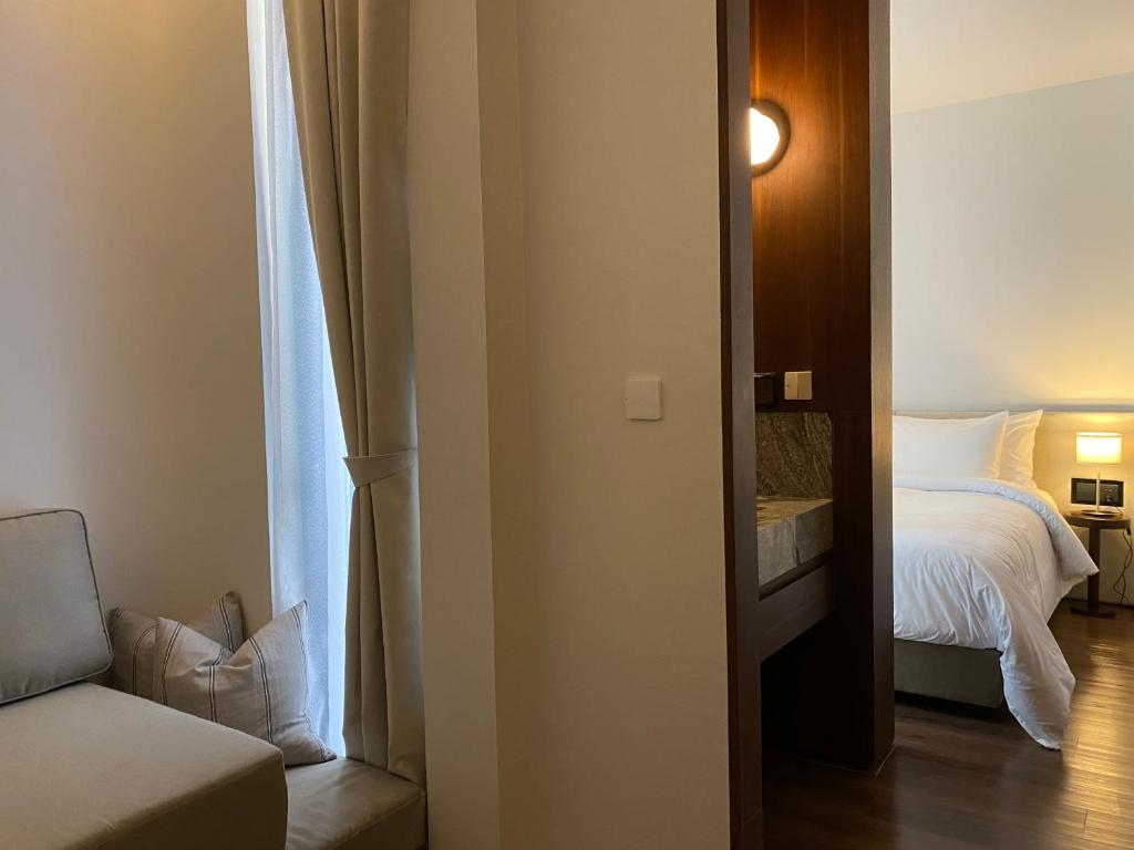 清迈The Sayla hotel(Baan Sayla)的带一张床和窗户的卧室
