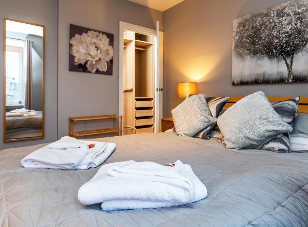 阿伯丁Modern Aberdeen City apartment free parking的一间卧室配有带毛巾的床