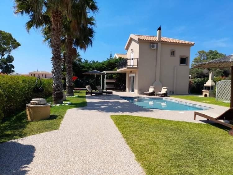 斯卡拉Villa AnnaMaria的一座带游泳池和房子的别墅