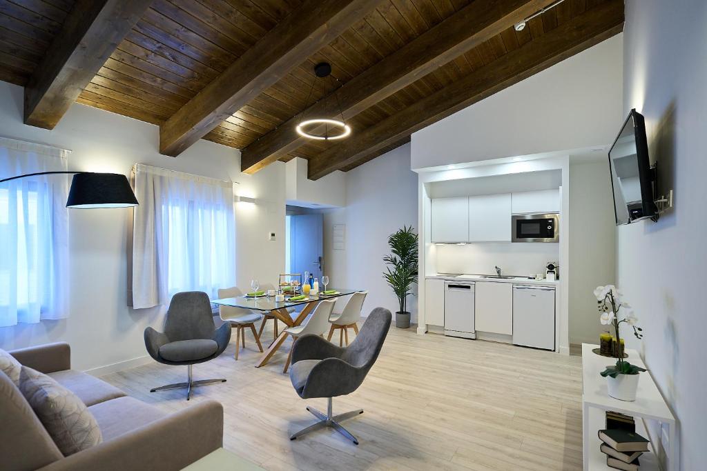 萨拉曼卡Inés Luna Suites的客厅配有沙发和桌椅