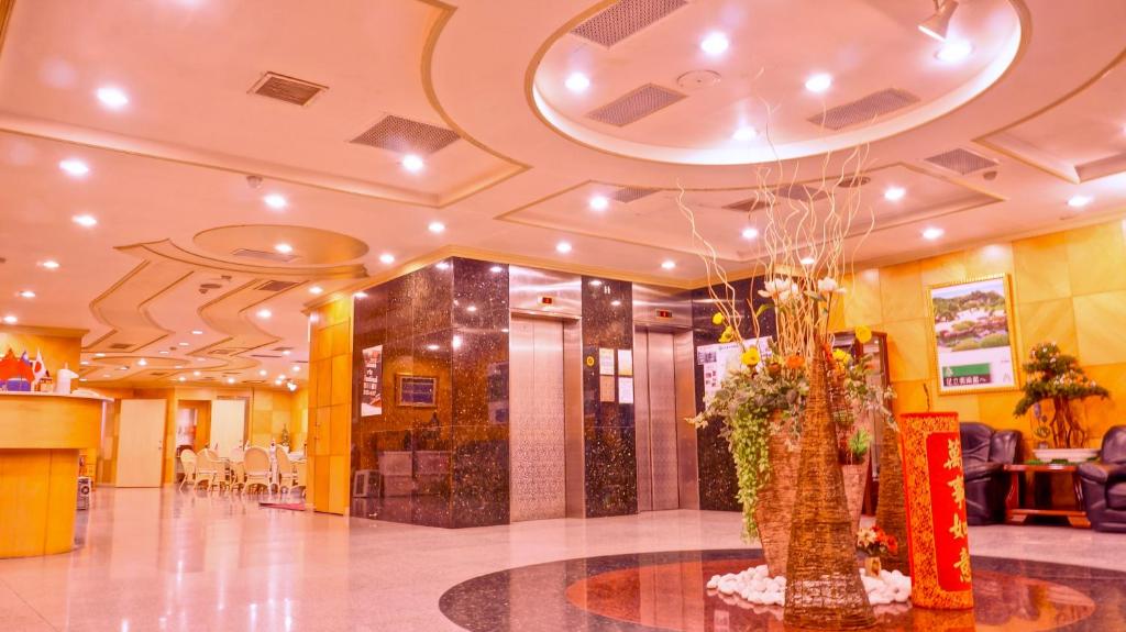 台南台南华都商务饭店的大堂设有大型天花板,地板上设有花瓶