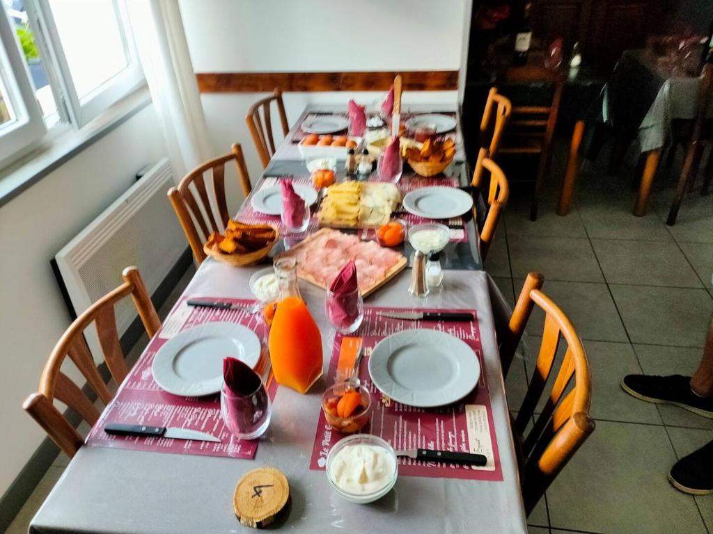ThenonChambres d'hôte的一张长桌子,上面有食物