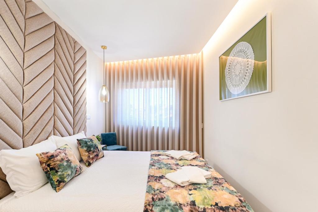 波尔图Lapa City Flat Porto - by Guest SPA的酒店客房设有床和窗户。