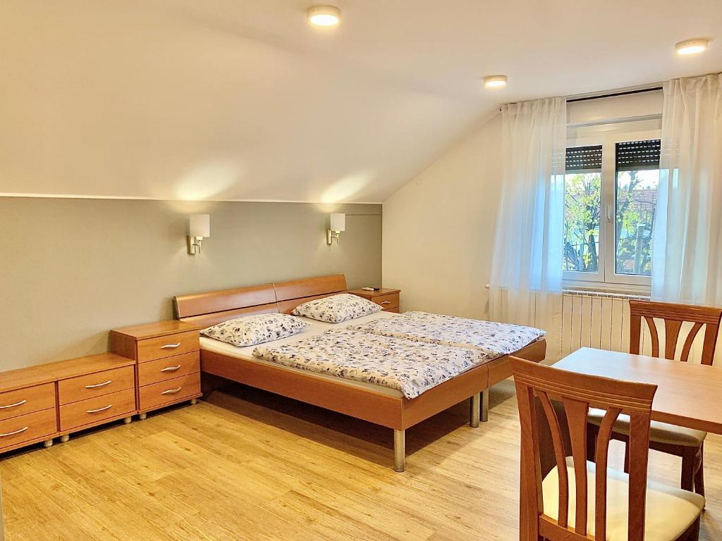 马里博尔Guest house Stara lipa Tašner - free parking & kitchenette的一间卧室配有一张床和一张餐桌