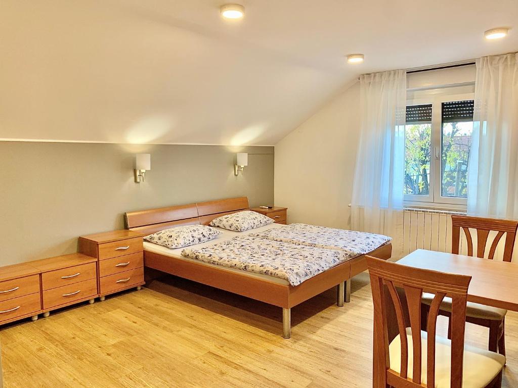 马里博尔GUEST HOUSE STARA LIPA TAŠNER with kitchen SELF CHECK-IN free parking and bikers garage的一间卧室配有一张床和一张餐桌