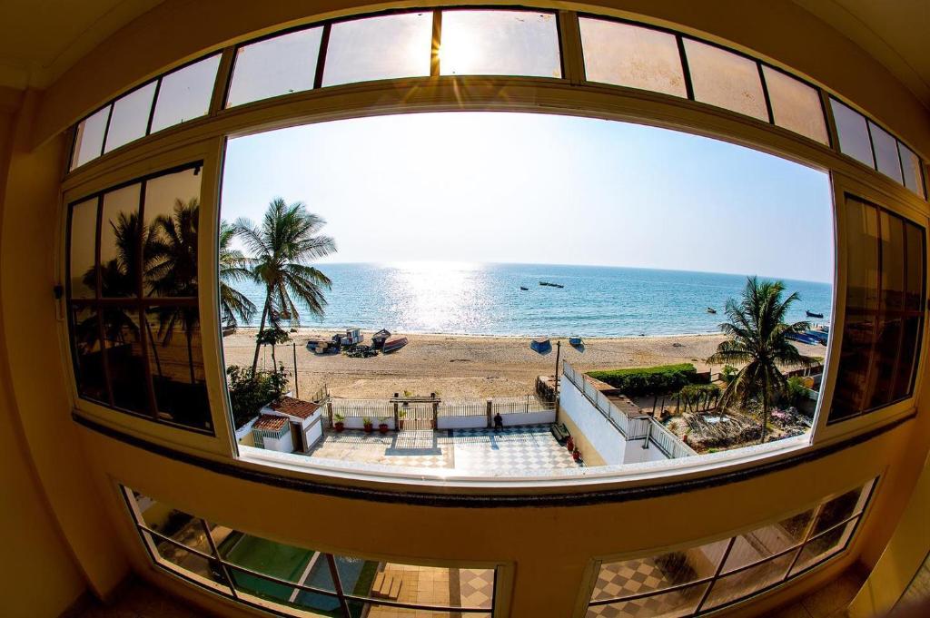 罗安达Brisotel - Beira Mar的从窗户可欣赏到海滩美景