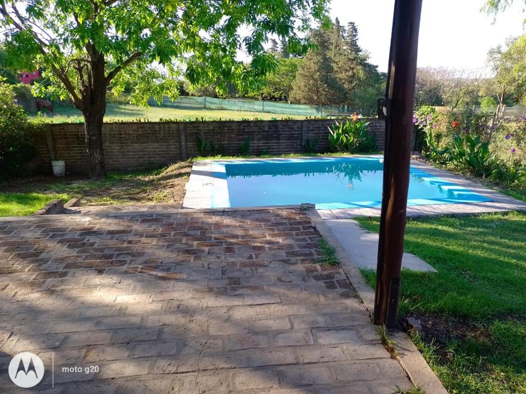 维多利亚CASA QUINTA MOZART的一座房子后院的游泳池