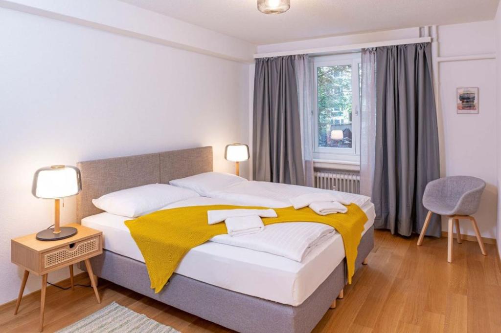 苏黎世one bedroom apartment in trendy Zurich West的一间卧室配有一张黄色毯子床
