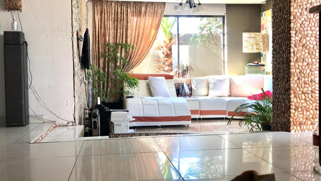 索韦托Colourful modern home的一间客厅,客厅内配有白色沙发