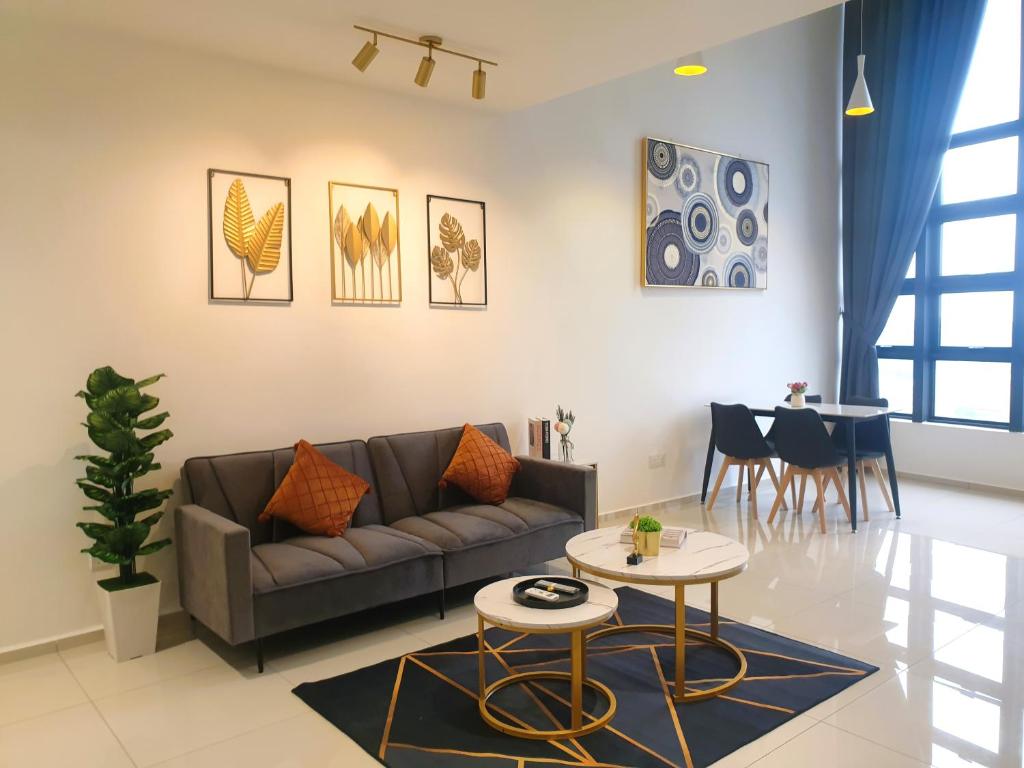 吉隆坡EkoCheras Duplex Suite by Ohana Home的客厅配有沙发和桌子