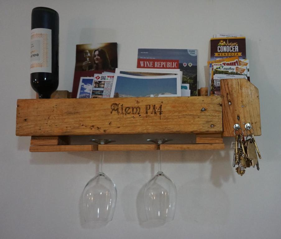 门多萨Alem PA4 Mendoza的木架,带酒杯和书籍