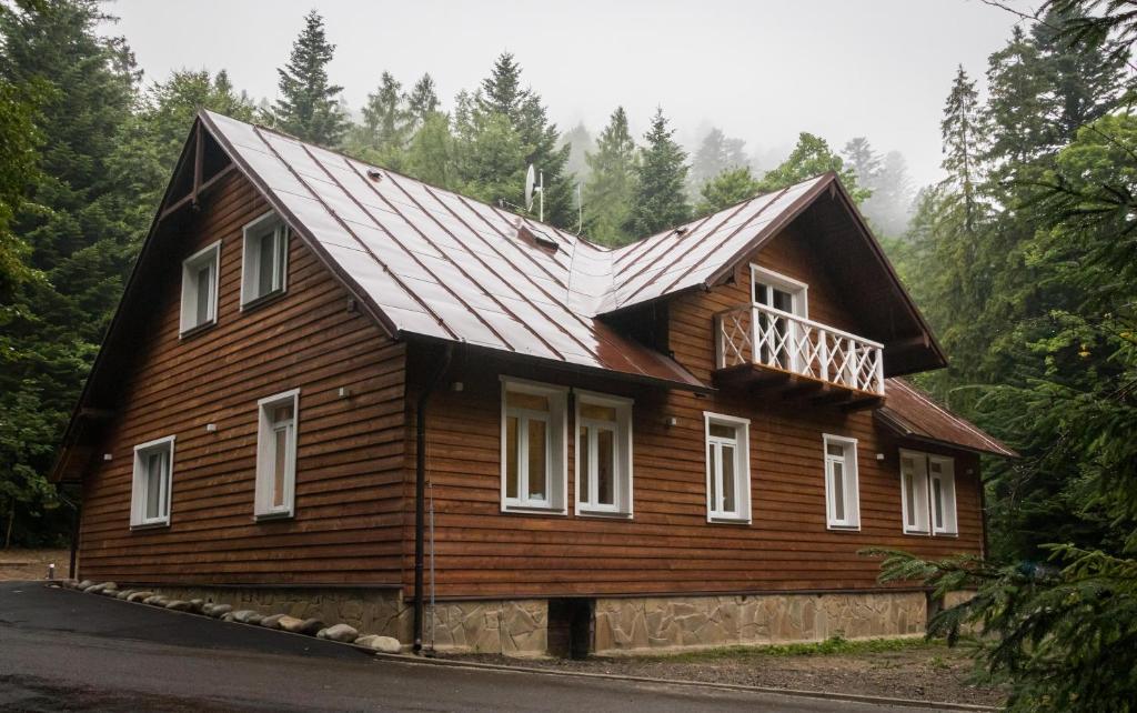 高塔特拉山Vila Kotlina - High Tatras 2023的一间木房子,设有 ⁇ 盖屋顶