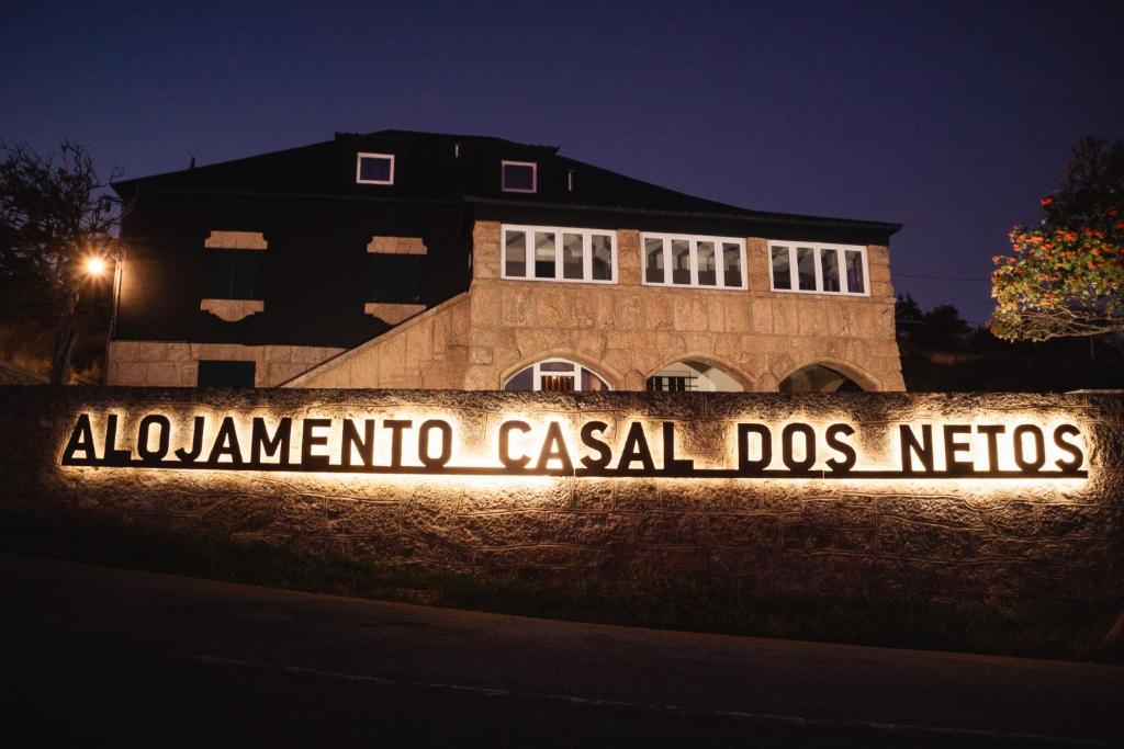 佩尼亚什达绍迪Casal dos Netos的建筑前读着阿尔伯克基 ⁇ 女的标志