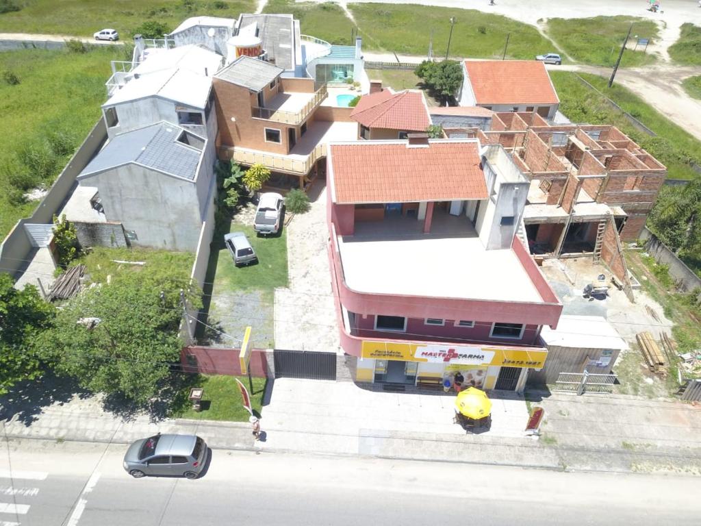 瓜拉图巴Apartamentos na Quadra do Mar的街道房屋的顶部景色