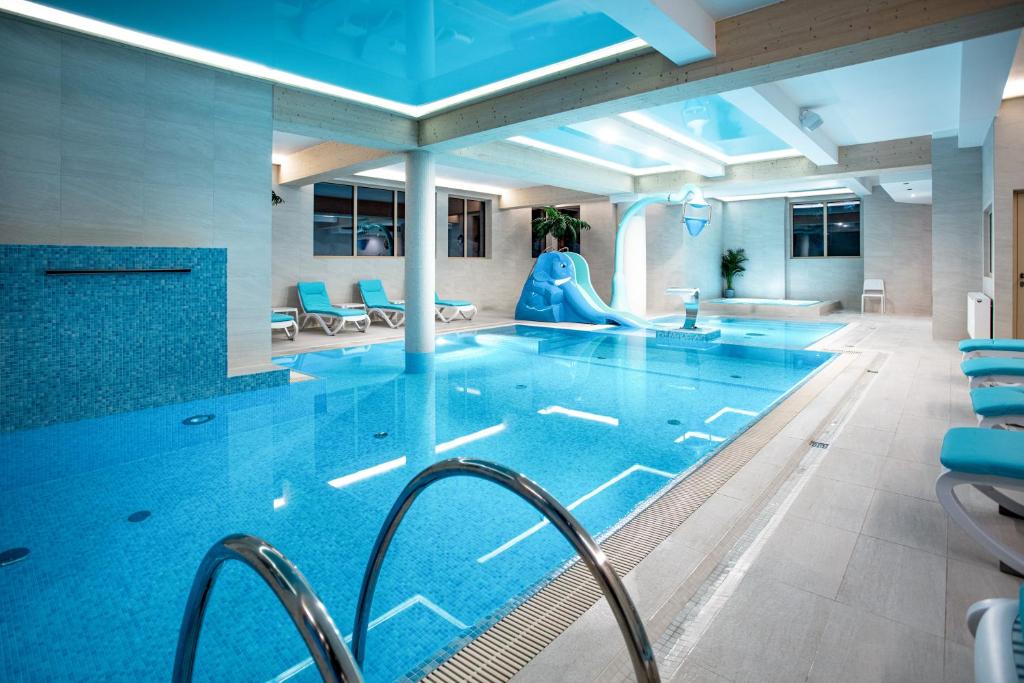 扎科帕内Villa Cannes Resort Zakopane - grota solna, sauna fińska的大楼内一个带滑梯的游泳池