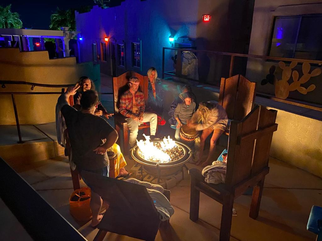 沙漠温泉MI KASA HOT SPRINGS 420,Adults Only, Clothing Optional的一群人坐在火坑周围