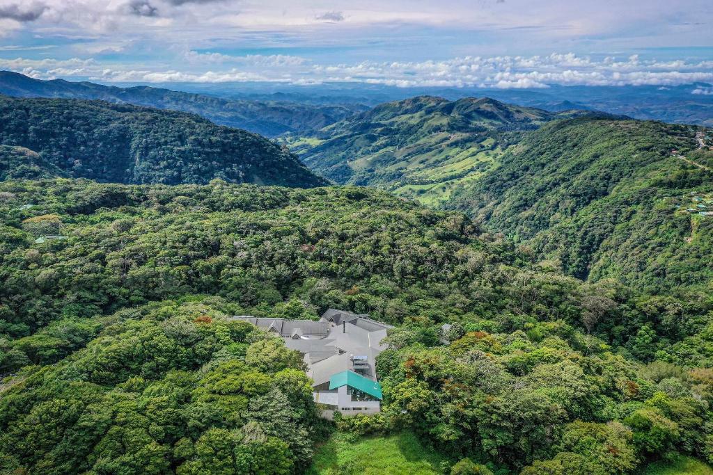 蒙泰韦尔德哥斯达黎加Monteverde Lodge & Gardens by Böëna的享有山景的房屋的空中景致