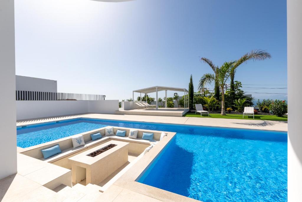 阿德耶Villa Andrea, quiet luxury, sunset with sea views的一座蓝色的游泳池